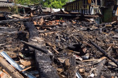 Kharkiv, Ukrayna, 11 Haziran 2025 Kharkiv 'de bir ev bir Rus İHA' sı tarafından vuruldu. Hasar büyüktü, birkaç oda yanmıştı ve birçok pencere yıkılmıştı..