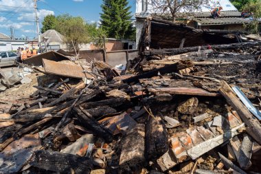 Kharkiv, Ukrayna, 11 Haziran 2025 Kharkiv 'de bir ev bir Rus İHA' sı tarafından vuruldu. Hasar büyüktü, birkaç oda yanmıştı ve birçok pencere yıkılmıştı..