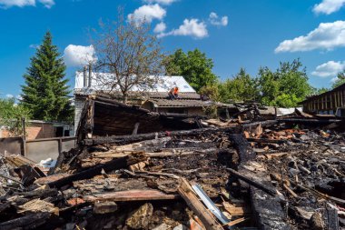 Kharkiv, Ukrayna, 11 Haziran 2025 Kharkiv 'de bir ev bir Rus İHA' sı tarafından vuruldu. Hasar büyüktü, birkaç oda yanmıştı ve birçok pencere yıkılmıştı..