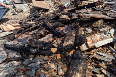 Kharkiv, Ukrayna, 11 Haziran 2025 Kharkiv 'de bir ev bir Rus İHA' sı tarafından vuruldu. Hasar büyüktü, birkaç oda yanmıştı ve birçok pencere yıkılmıştı..