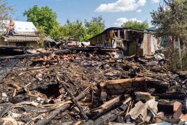 Kharkiv, Ukrayna, 11 Haziran 2025 Kharkiv 'de bir ev bir Rus İHA' sı tarafından vuruldu. Hasar büyüktü, birkaç oda yanmıştı ve birçok pencere yıkılmıştı..