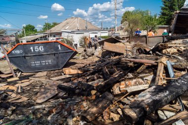 Kharkiv, Ukrayna, 11 Haziran 2025 Kharkiv 'de bir ev bir Rus İHA' sı tarafından vuruldu. Hasar büyüktü, birkaç oda yanmıştı ve birçok pencere yıkılmıştı..