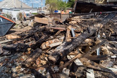 Kharkiv, Ukrayna, 11 Haziran 2025 Kharkiv 'de bir ev bir Rus İHA' sı tarafından vuruldu. Hasar büyüktü, birkaç oda yanmıştı ve birçok pencere yıkılmıştı..