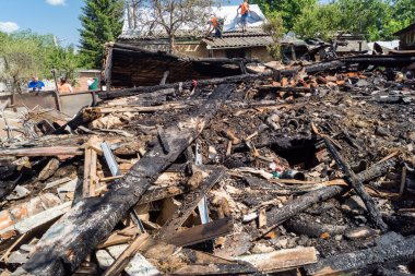 Kharkiv, Ukrayna, 11 Haziran 2025 Kharkiv 'de bir ev bir Rus İHA' sı tarafından vuruldu. Hasar büyüktü, birkaç oda yanmıştı ve birçok pencere yıkılmıştı..