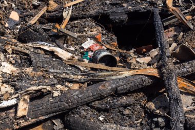 Kharkiv, Ukrayna, 11 Haziran 2025 Kharkiv 'de bir ev bir Rus İHA' sı tarafından vuruldu. Hasar büyüktü, birkaç oda yanmıştı ve birçok pencere yıkılmıştı..