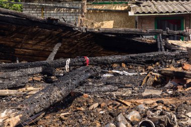 Kharkiv, Ukrayna, 11 Haziran 2025 Kharkiv 'de bir ev bir Rus İHA' sı tarafından vuruldu. Hasar büyüktü, birkaç oda yanmıştı ve birçok pencere yıkılmıştı..