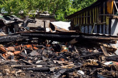 Kharkiv, Ukrayna, 11 Haziran 2025 Kharkiv 'de bir ev bir Rus İHA' sı tarafından vuruldu. Hasar büyüktü, birkaç oda yanmıştı ve birçok pencere yıkılmıştı..