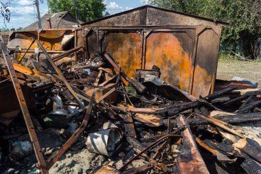 Kharkiv, Ukrayna, 11 Haziran 2025 Kharkiv 'de bir ev bir Rus İHA' sı tarafından vuruldu. Hasar büyüktü, birkaç oda yanmıştı ve birçok pencere yıkılmıştı..