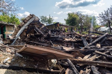 Kharkiv, Ukrayna, 11 Haziran 2025 Kharkiv 'de bir ev bir Rus İHA' sı tarafından vuruldu. Hasar büyüktü, birkaç oda yanmıştı ve birçok pencere yıkılmıştı..