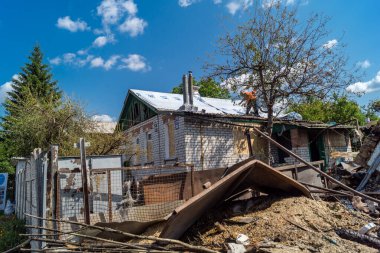 Kharkiv, Ukrayna, 11 Haziran 2025 Kharkiv 'de bir ev bir Rus İHA' sı tarafından vuruldu. Hasar büyüktü, birkaç oda yanmıştı ve birçok pencere yıkılmıştı..