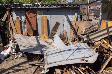 Kharkiv, Ukrayna, 11 Haziran 2025 Kharkiv 'de bir ev bir Rus İHA' sı tarafından vuruldu. Hasar büyüktü, birkaç oda yanmıştı ve birçok pencere yıkılmıştı..