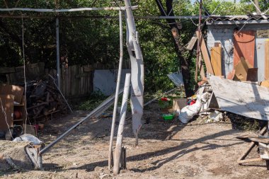 Kharkiv, Ukrayna, 11 Haziran 2025 Kharkiv 'de bir ev bir Rus İHA' sı tarafından vuruldu. Hasar büyüktü, birkaç oda yanmıştı ve birçok pencere yıkılmıştı..