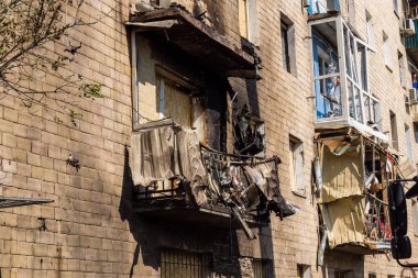 Kharkiv, Ukrayna, 11 Haziran 2025 Kharkiv 'de bir yerleşim yeri bir Rus Şaban uçağı tarafından vuruldu. Hasar çok fazlaydı, birkaç daire yandı ve sayısız pencere yıkıldı..