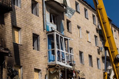 Kharkiv, Ukrayna, 11 Haziran 2025 Kharkiv 'de bir yerleşim yeri bir Rus Şaban uçağı tarafından vuruldu. Hasar çok fazlaydı, birkaç daire yandı ve sayısız pencere yıkıldı..