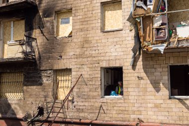 Kharkiv, Ukrayna, 11 Haziran 2025 Kharkiv 'de bir yerleşim yeri bir Rus Şaban uçağı tarafından vuruldu. Hasar çok fazlaydı, birkaç daire yandı ve sayısız pencere yıkıldı..