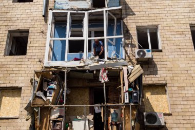 Kharkiv, Ukrayna, 11 Haziran 2025 Kharkiv 'de bir yerleşim yeri bir Rus Şaban uçağı tarafından vuruldu. Hasar çok fazlaydı, birkaç daire yandı ve sayısız pencere yıkıldı..