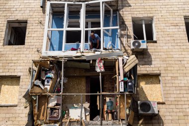 Kharkiv, Ukrayna, 11 Haziran 2025 Kharkiv 'de bir yerleşim yeri bir Rus Şaban uçağı tarafından vuruldu. Hasar çok fazlaydı, birkaç daire yandı ve sayısız pencere yıkıldı..