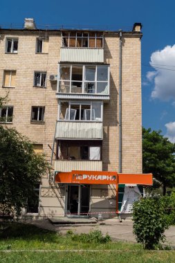 Kharkiv, Ukrayna, 11 Haziran 2025 Kharkiv 'de bir yerleşim yeri bir Rus Şaban uçağı tarafından vuruldu. Hasar çok fazlaydı, birkaç daire yandı ve sayısız pencere yıkıldı..