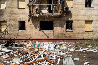 Kharkiv, Ukrayna, 11 Haziran 2025 Kharkiv 'de bir yerleşim yeri bir Rus Şaban uçağı tarafından vuruldu. Hasar çok fazlaydı, birkaç daire yandı ve sayısız pencere yıkıldı..