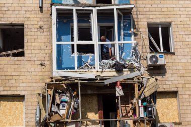 Kharkiv, Ukrayna, 11 Haziran 2025 Kharkiv 'de bir yerleşim yeri bir Rus Şaban uçağı tarafından vuruldu. Hasar çok fazlaydı, birkaç daire yandı ve sayısız pencere yıkıldı..