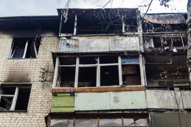 Kharkiv, Ukrayna, 11 Haziran 2025 Kharkiv 'de bir yerleşim yeri bir Rus Şaban uçağı tarafından vuruldu. Hasar çok fazlaydı, birkaç daire yandı ve sayısız pencere yıkıldı..