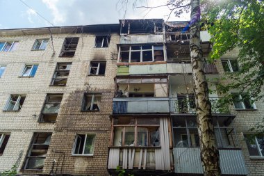 Kharkiv, Ukrayna, 11 Haziran 2025 Kharkiv 'de bir yerleşim yeri bir Rus Şaban uçağı tarafından vuruldu. Hasar çok fazlaydı, birkaç daire yandı ve sayısız pencere yıkıldı..