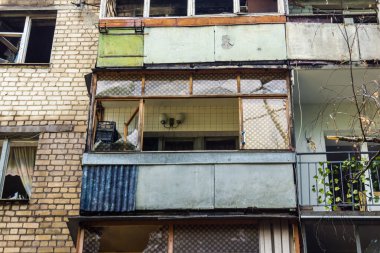 Kharkiv, Ukrayna, 11 Haziran 2025 Kharkiv 'de bir yerleşim yeri bir Rus Şaban uçağı tarafından vuruldu. Hasar çok fazlaydı, birkaç daire yandı ve sayısız pencere yıkıldı..