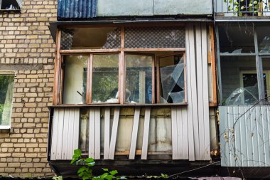 Kharkiv, Ukrayna, 11 Haziran 2025 Kharkiv 'de bir yerleşim yeri bir Rus Şaban uçağı tarafından vuruldu. Hasar çok fazlaydı, birkaç daire yandı ve sayısız pencere yıkıldı..