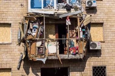 Kharkiv, Ukrayna, 11 Haziran 2025 Kharkiv 'de bir yerleşim yeri bir Rus Şaban uçağı tarafından vuruldu. Hasar çok fazlaydı, birkaç daire yandı ve sayısız pencere yıkıldı..