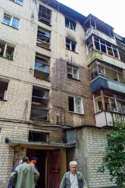Kharkiv, Ukrayna, 11 Haziran 2025 Kharkiv 'de bir yerleşim yeri bir Rus Şaban uçağı tarafından vuruldu. Hasar çok fazlaydı, birkaç daire yandı ve sayısız pencere yıkıldı..