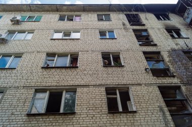 Kharkiv, Ukrayna, 11 Haziran 2025 Kharkiv 'de bir yerleşim yeri bir Rus Şaban uçağı tarafından vuruldu. Hasar çok fazlaydı, birkaç daire yandı ve sayısız pencere yıkıldı..