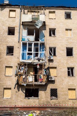 Kharkiv, Ukrayna, 11 Haziran 2025 Kharkiv 'de bir yerleşim yeri bir Rus Şaban uçağı tarafından vuruldu. Hasar çok fazlaydı, birkaç daire yandı ve sayısız pencere yıkıldı..