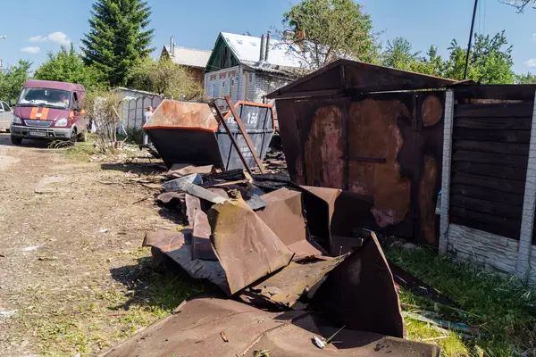 Kharkiv, Ukrayna, 11 Haziran 2025 Kharkiv 'de bir ev bir Rus İHA' sı tarafından vuruldu. Hasar büyüktü, birkaç oda yanmıştı ve birçok pencere yıkılmıştı..