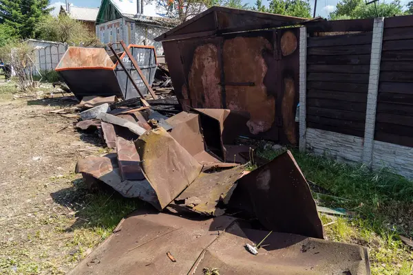 Kharkiv, Ukrayna, 11 Haziran 2025 Kharkiv 'de bir ev bir Rus İHA' sı tarafından vuruldu. Hasar büyüktü, birkaç oda yanmıştı ve birçok pencere yıkılmıştı..