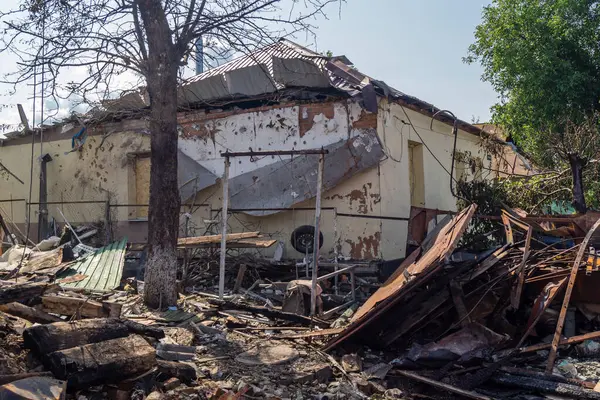 Kharkiv, Ukrayna, 11 Haziran 2025 Kharkiv 'de bir ev bir Rus İHA' sı tarafından vuruldu. Hasar büyüktü, birkaç oda yanmıştı ve birçok pencere yıkılmıştı..