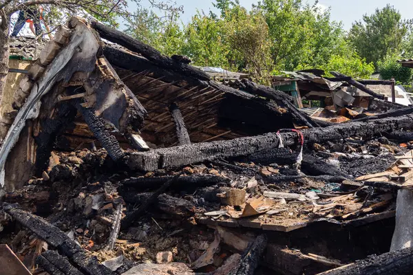 Kharkiv, Ukrayna, 11 Haziran 2025 Kharkiv 'de bir ev bir Rus İHA' sı tarafından vuruldu. Hasar büyüktü, birkaç oda yanmıştı ve birçok pencere yıkılmıştı..