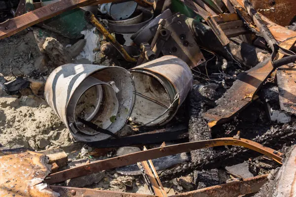 Kharkiv, Ukrayna, 11 Haziran 2025 Kharkiv 'de bir ev bir Rus İHA' sı tarafından vuruldu. Hasar büyüktü, birkaç oda yanmıştı ve birçok pencere yıkılmıştı..