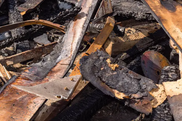 Kharkiv, Ukrayna, 11 Haziran 2025 Kharkiv 'de bir ev bir Rus İHA' sı tarafından vuruldu. Hasar büyüktü, birkaç oda yanmıştı ve birçok pencere yıkılmıştı..