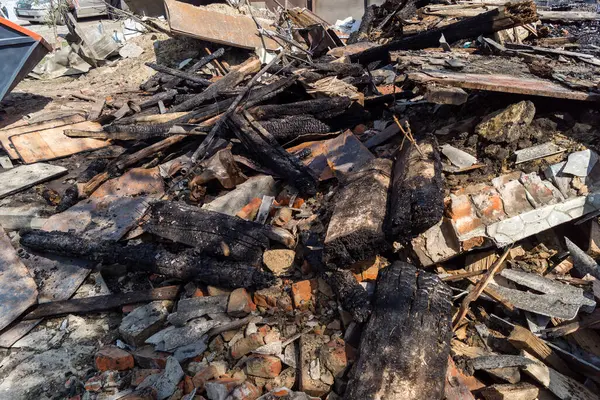 Kharkiv, Ukrayna, 11 Haziran 2025 Kharkiv 'de bir ev bir Rus İHA' sı tarafından vuruldu. Hasar büyüktü, birkaç oda yanmıştı ve birçok pencere yıkılmıştı..