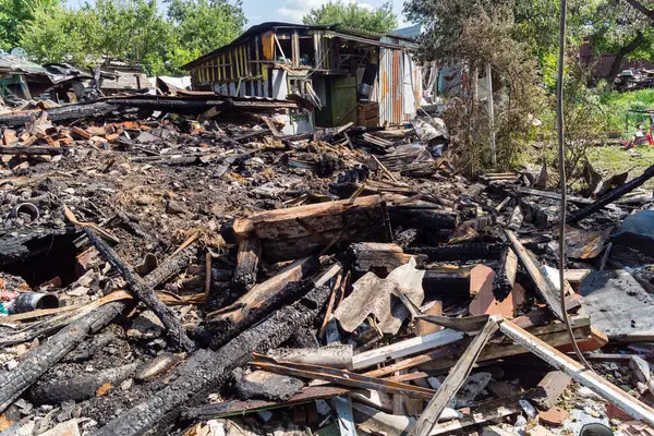 Kharkiv, Ukrayna, 11 Haziran 2025 Kharkiv 'de bir ev bir Rus İHA' sı tarafından vuruldu. Hasar büyüktü, birkaç oda yanmıştı ve birçok pencere yıkılmıştı..