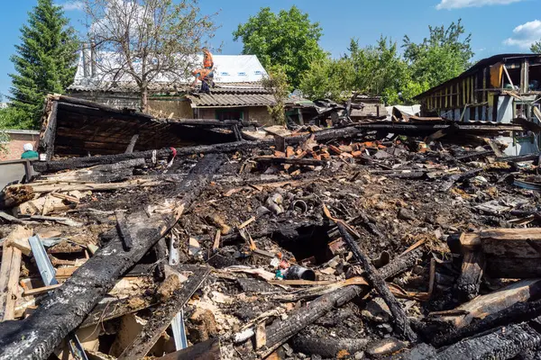 Kharkiv, Ukrayna, 11 Haziran 2025 Kharkiv 'de bir ev bir Rus İHA' sı tarafından vuruldu. Hasar büyüktü, birkaç oda yanmıştı ve birçok pencere yıkılmıştı..