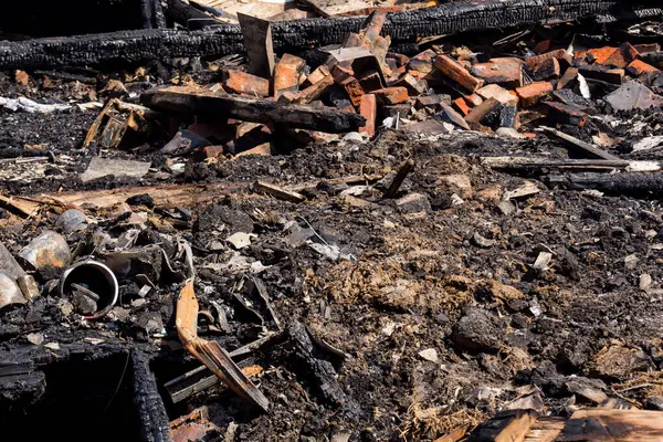 Kharkiv, Ukrayna, 11 Haziran 2025 Kharkiv 'de bir ev bir Rus İHA' sı tarafından vuruldu. Hasar büyüktü, birkaç oda yanmıştı ve birçok pencere yıkılmıştı..