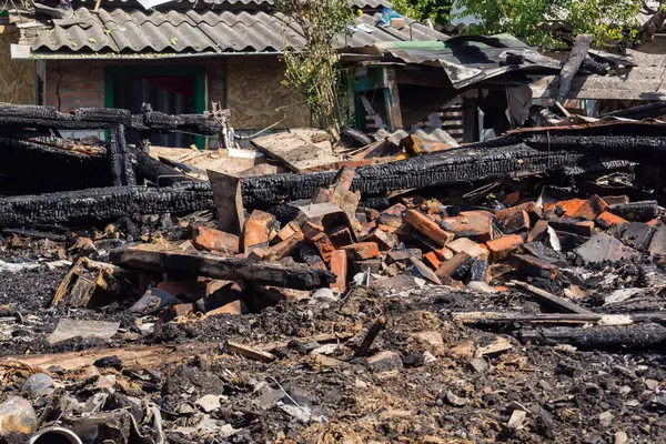 Kharkiv, Ukrayna, 11 Haziran 2025 Kharkiv 'de bir ev bir Rus İHA' sı tarafından vuruldu. Hasar büyüktü, birkaç oda yanmıştı ve birçok pencere yıkılmıştı..