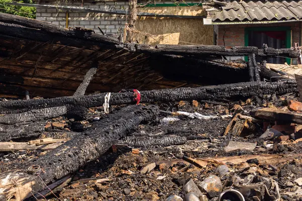 Kharkiv, Ukrayna, 11 Haziran 2025 Kharkiv 'de bir ev bir Rus İHA' sı tarafından vuruldu. Hasar büyüktü, birkaç oda yanmıştı ve birçok pencere yıkılmıştı..