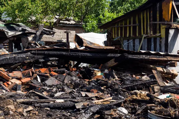 Kharkiv, Ukrayna, 11 Haziran 2025 Kharkiv 'de bir ev bir Rus İHA' sı tarafından vuruldu. Hasar büyüktü, birkaç oda yanmıştı ve birçok pencere yıkılmıştı..