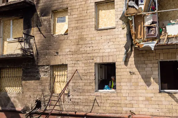 Kharkiv, Ukrayna, 11 Haziran 2025 Kharkiv 'de bir yerleşim yeri bir Rus Şaban uçağı tarafından vuruldu. Hasar çok fazlaydı, birkaç daire yandı ve sayısız pencere yıkıldı..