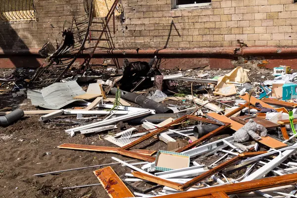 Kharkiv, Ukrayna, 11 Haziran 2025 Kharkiv 'de bir yerleşim yeri bir Rus Şaban uçağı tarafından vuruldu. Hasar çok fazlaydı, birkaç daire yandı ve sayısız pencere yıkıldı..