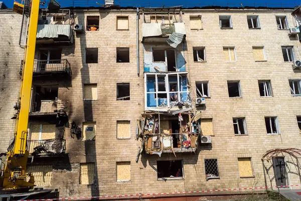 Kharkiv, Ukrayna, 11 Haziran 2025 Kharkiv 'de bir yerleşim yeri bir Rus Şaban uçağı tarafından vuruldu. Hasar çok fazlaydı, birkaç daire yandı ve sayısız pencere yıkıldı..