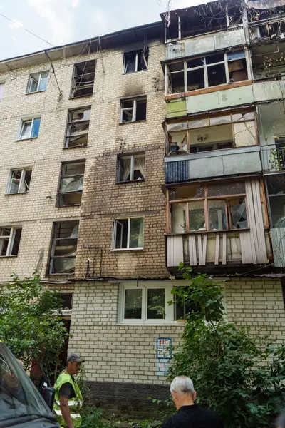 Kharkiv, Ukrayna, 11 Haziran 2025 Kharkiv 'de bir yerleşim yeri bir Rus Şaban uçağı tarafından vuruldu. Hasar çok fazlaydı, birkaç daire yandı ve sayısız pencere yıkıldı..