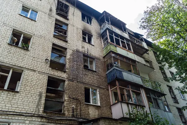 Kharkiv, Ukrayna, 11 Haziran 2025 Kharkiv 'de bir yerleşim yeri bir Rus Şaban uçağı tarafından vuruldu. Hasar çok fazlaydı, birkaç daire yandı ve sayısız pencere yıkıldı..